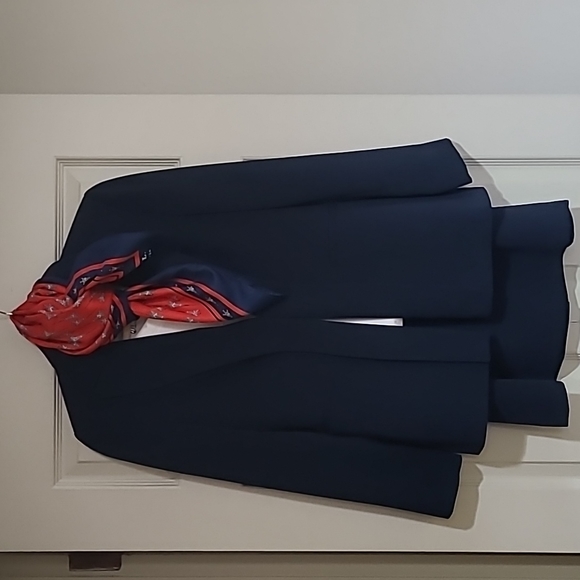 Navy Dress for Success 2 piece suit. Jacket/skirt. Size 6 fits a 4. - Picture 9 of 15